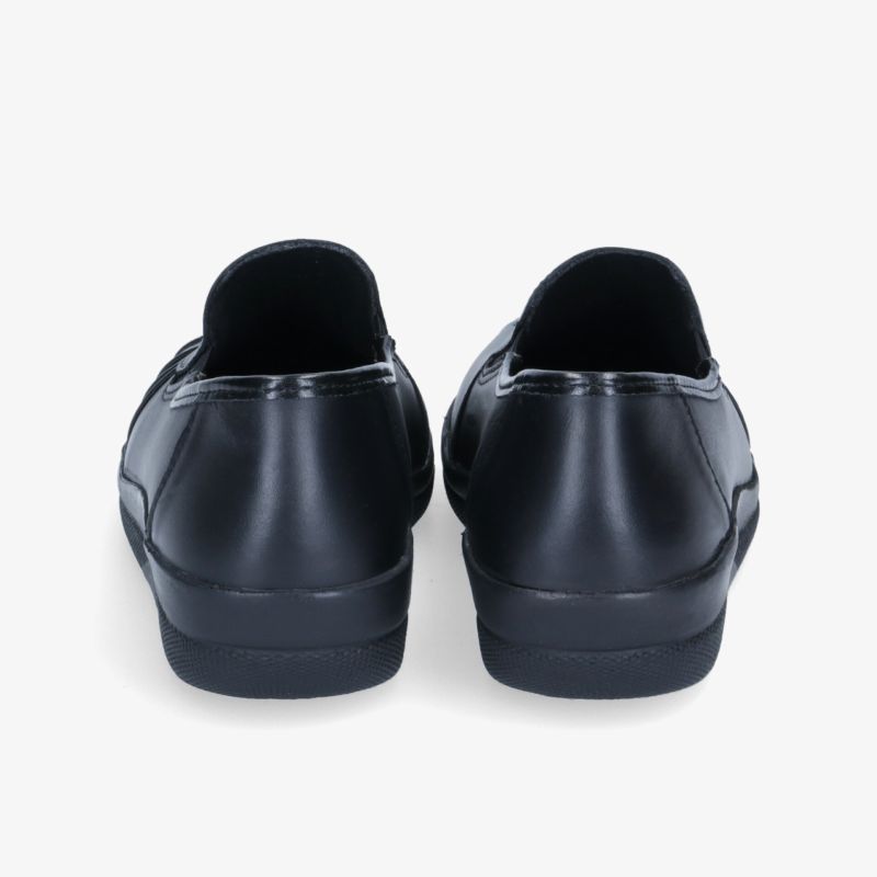 Stilvolle schwarze Schuhe mit glatter Oberfläche, perfekte Passform und robuster Sohle. Elegantes Design für jeden Anlass.