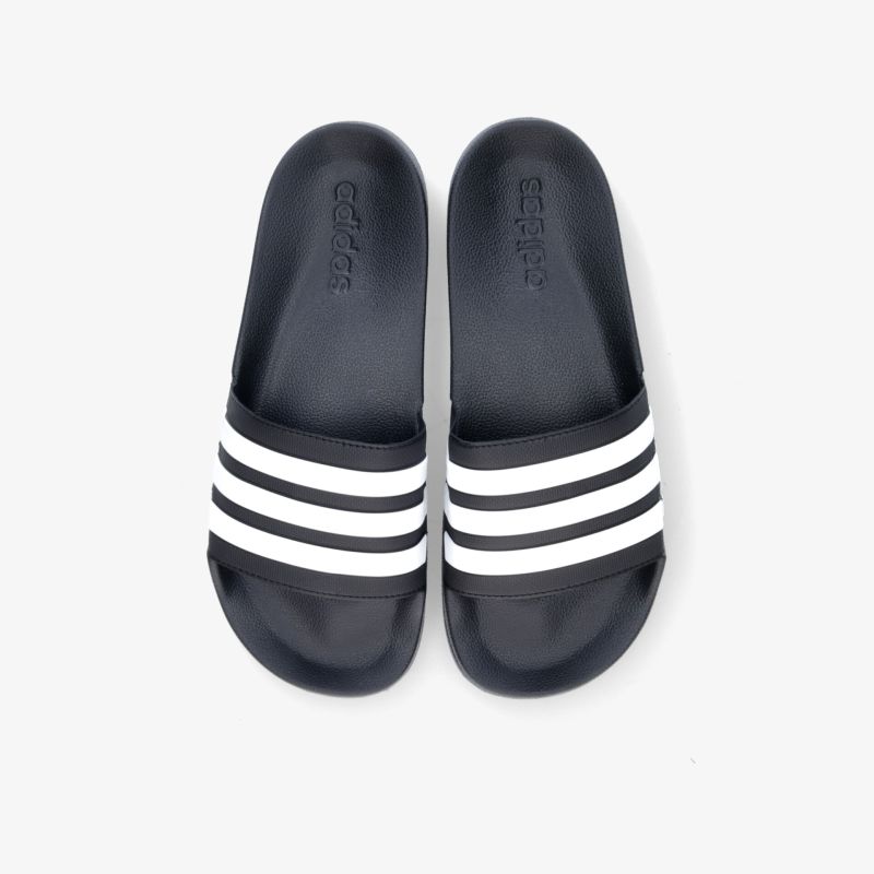 Bequeme Sandalen mit klassischem Streifen-Design und rutschfesten Sohlen für den perfekten Tragekomfort.