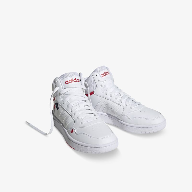 Weiße, stylische Adidas-Sneaker mit roten Akzenten, perfekt für Sport und Freizeit