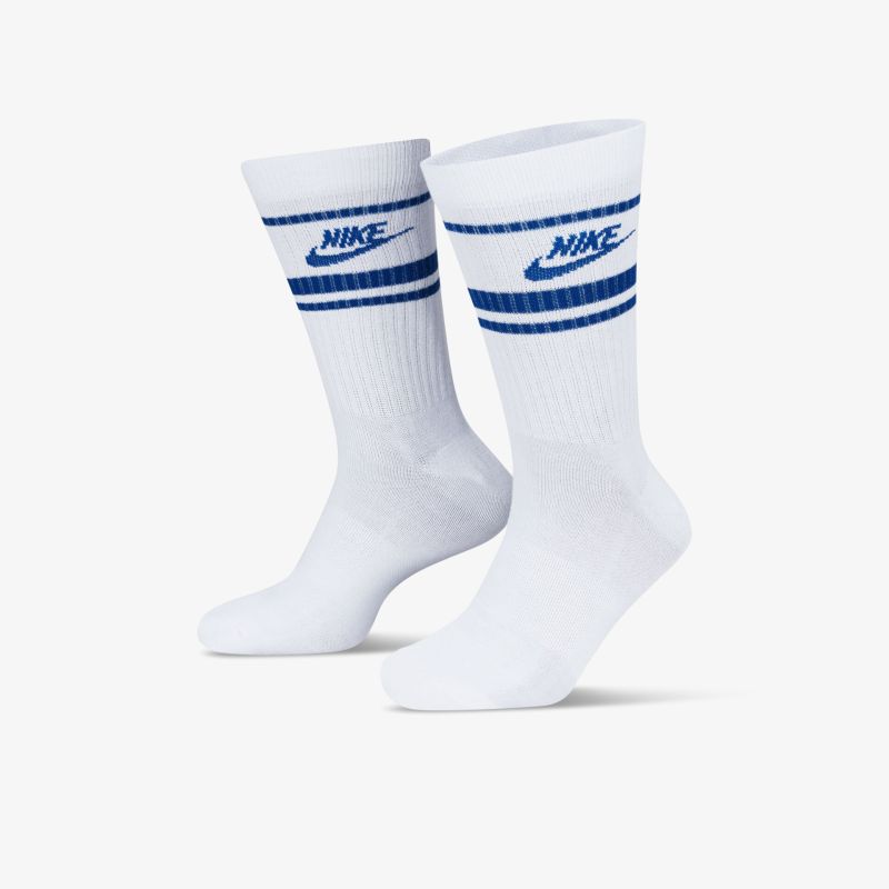 Klassische, weiße Sportsocken mit blauen Streifen für optimalen Komfort und Stil beim Sport.