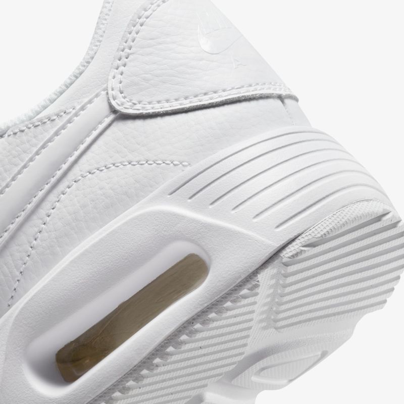 Detailansicht eines weißen Sneakers mit sichtbarer Luftpolsterung und strapazierfähiger Laufsohle.