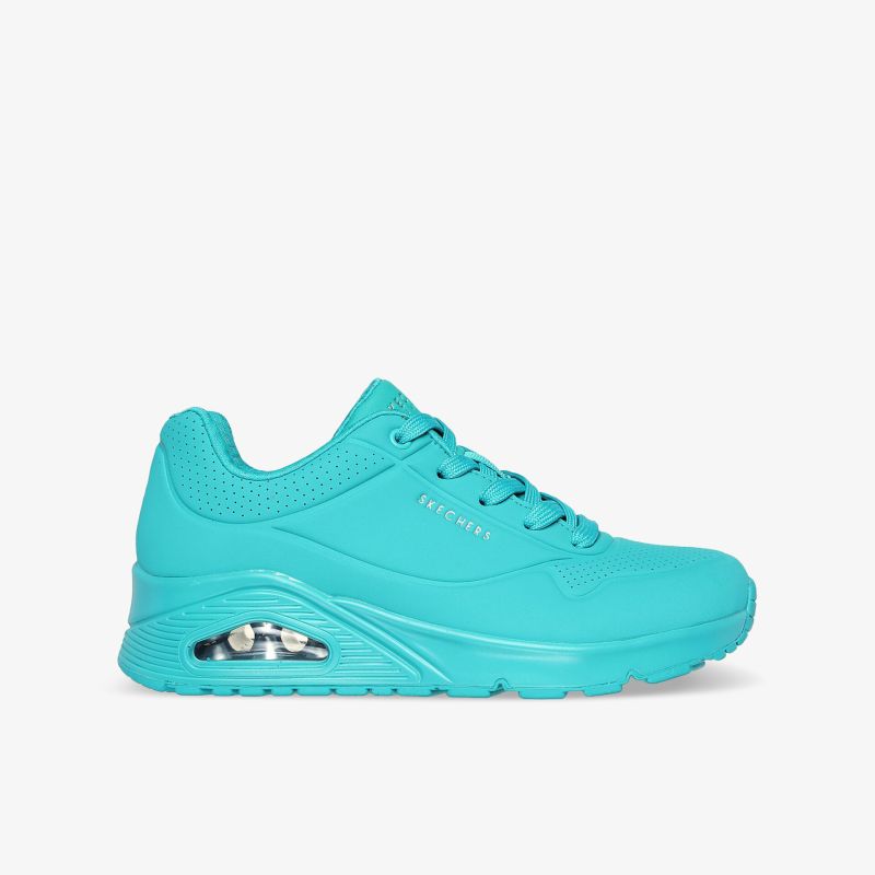 Seitlicher Blick auf sportlichen blauen Sneaker mit leicht gepolsterter Sohle und robustem Material