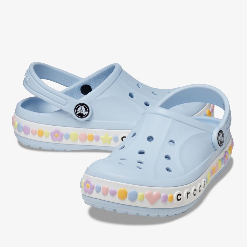 Hellblaue Clogs mit buntem Rand und verstellbarem Fersenriemen, stilvolle und bequeme Freizeitschuhe.