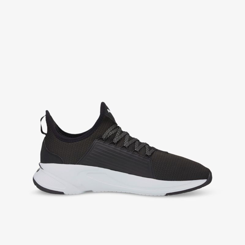 Moderner Sneaker in Schwarz mit weißer Sohle und Schnürsenkeln für sportlichen Komfort.