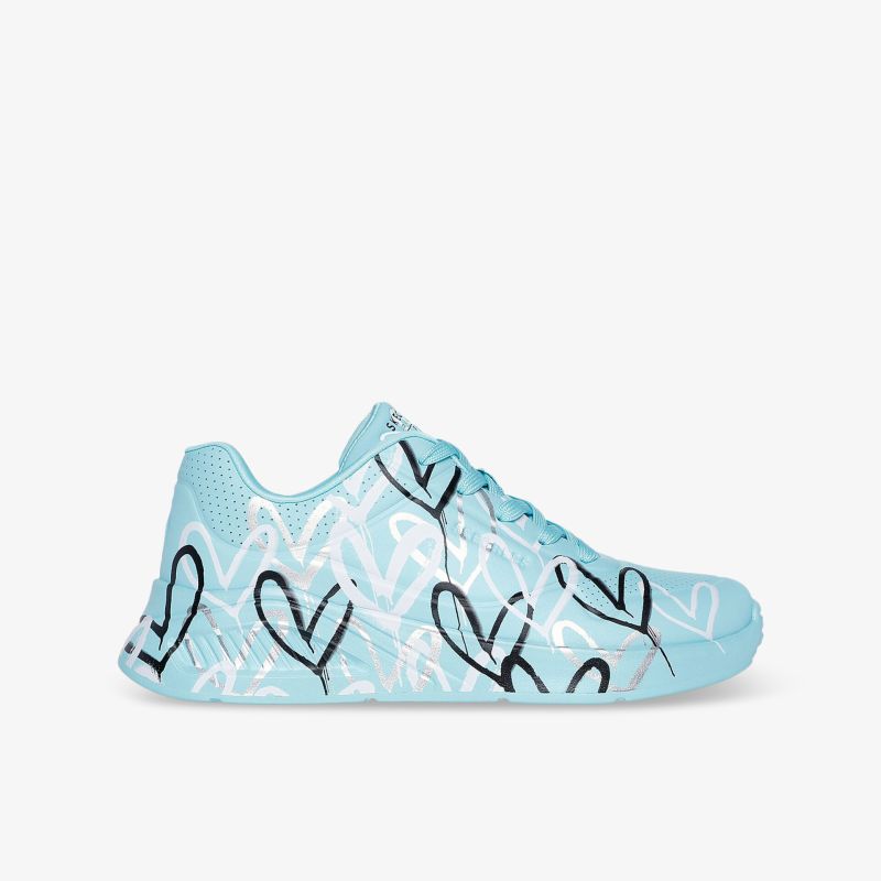 Leichter blauer Sportschuh mit Herz-Design, bequeme Passform und robuster Sohle in klarer Seitenansicht