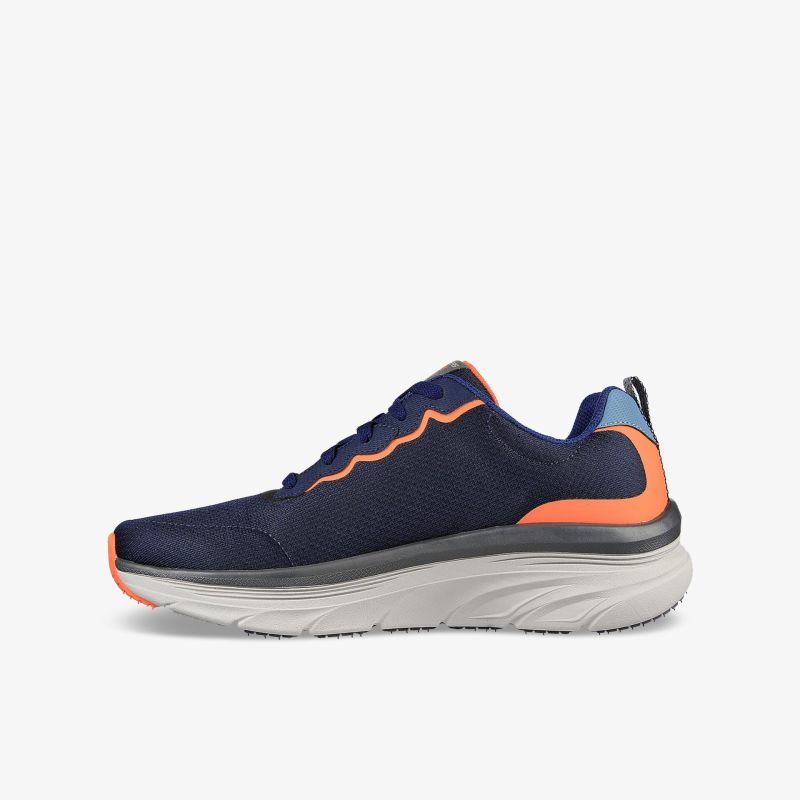 Moderner blauer Sneaker mit auffälligen orangen Akzenten und rutschfester Sohle für stilvolle Sportlichkeit.