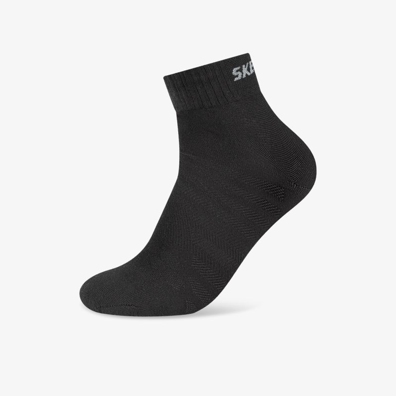 Schwarze Socke mit bequemem, atmungsaktivem Material und rutschfester Passform