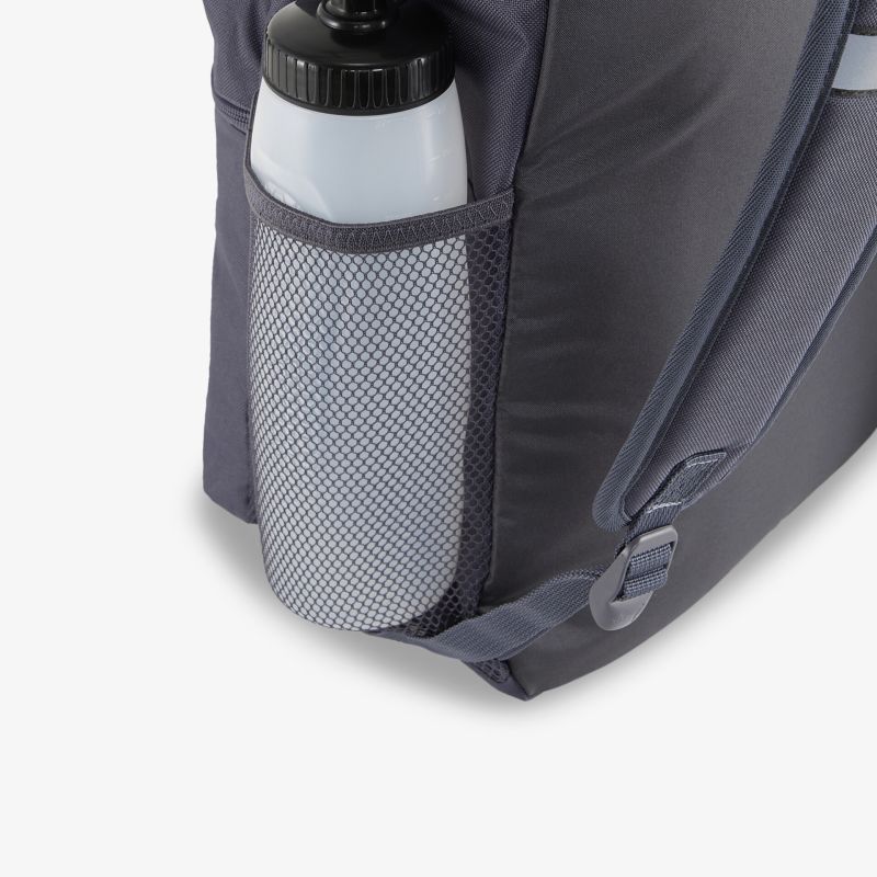 Detailaufnahme einer Rucksack-Seitentasche mit Netzmaterial und sicherem Flaschenfach inklusive Trinkflasche