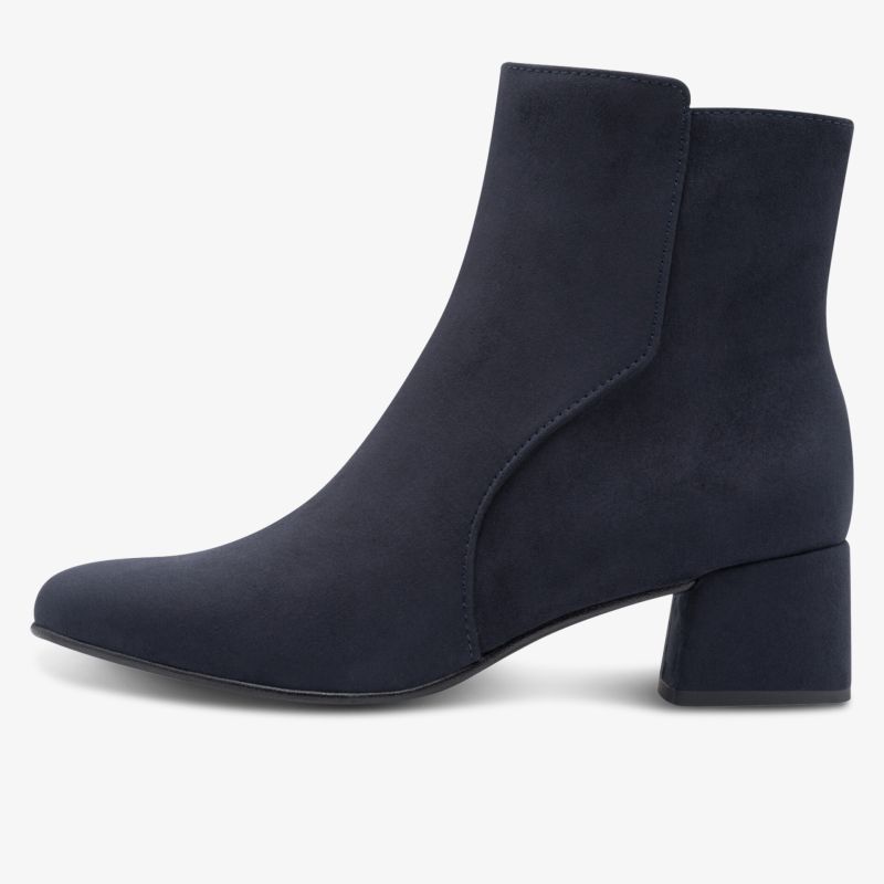 Elegante schwarze Stiefelette mit mittelhohem Blockabsatz und weichem Material in klarer Seitenansicht