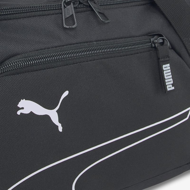 Detailaufnahme einer schwarzen Sporttasche mit markantem Logo und Reißverschlussfach