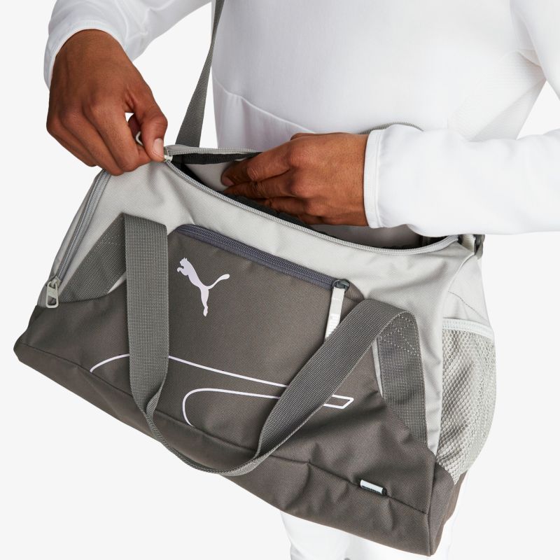 Graue Sporttasche mit Schulterriemen und Reißverschluss, ideal für Gym oder Reisen.