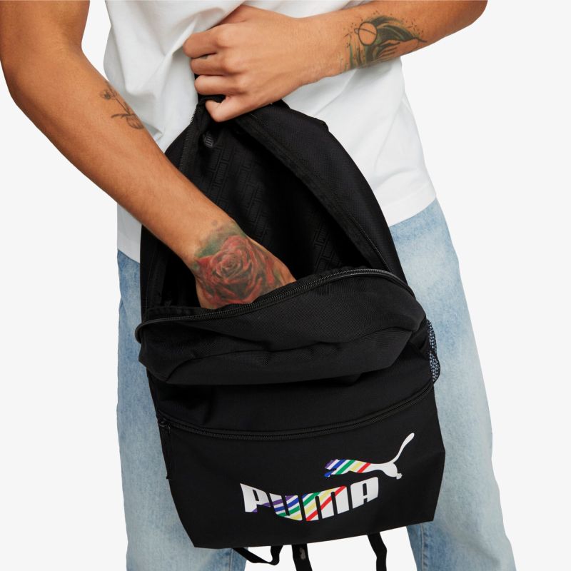 Stilvoller, geräumiger Rucksack mit auffälligem Logo, perfekt für jeden Anlass und täglichen Gebrauch.