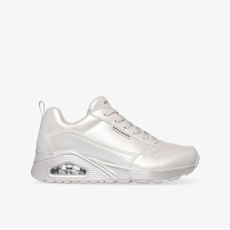 Modernen silberfarbenen Sportschuh in seitlicher Ansicht mit gedämpfter und robuster Profilsohle