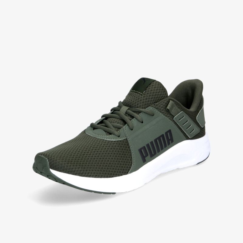 Moderner grüner Laufschuh von Puma mit atmungsaktivem Mesh-Obermaterial und weißer Sohle.