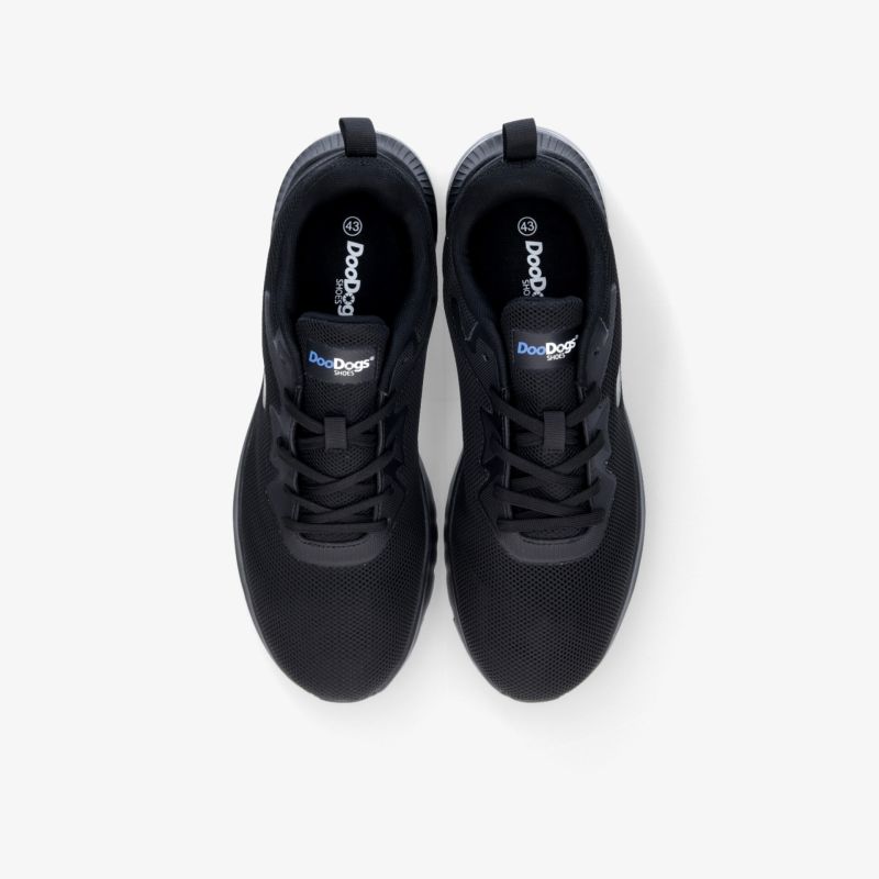 Moderne schwarze Sneakers von oben, bieten Komfort und stilvolles Design für verschiedene Anlässe.