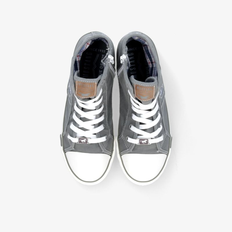 Graue Sneaker Paar mit weißen Schnürsenkeln und runder Zehenkappe in klarer Draufsicht