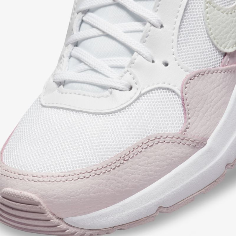 Moderner Sportschuh mit Mesh-Obermaterial und strapazierfähigen Details für optimalen Tragekomfort.