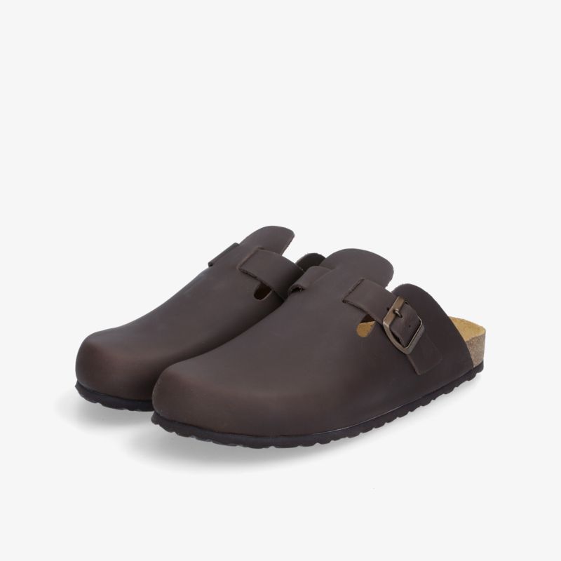Komfortable braune Clogs mit verstellbarem Riemen und rutschfester Sohle für täglichen Tragekomfort.