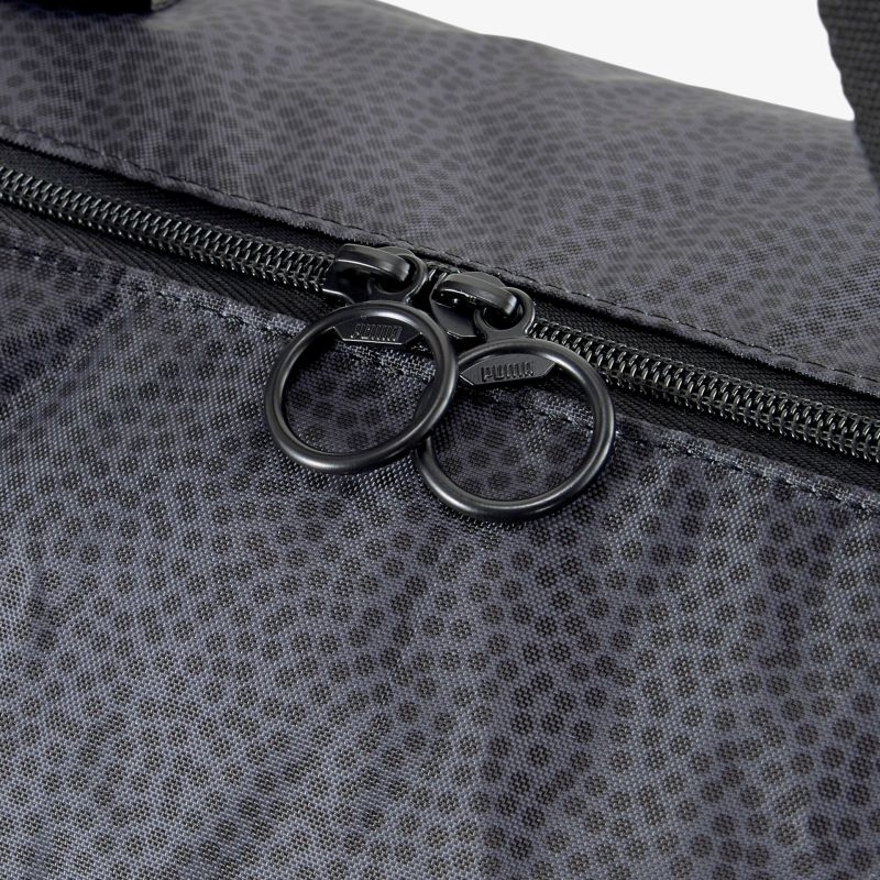 Detailansicht einer stilvollen schwarzen Reisetasche mit robustem Reißverschluss und elegantem Design