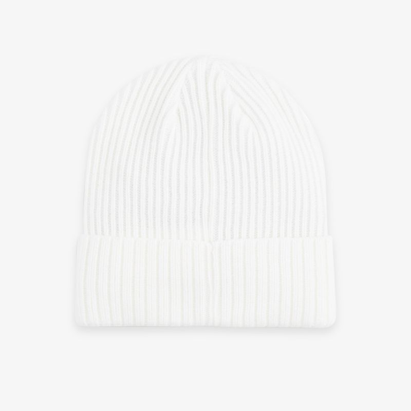 Weiße gestrickte Mütze mit geripptem Design für stilvolle Wärme und Komfort in kalten Tagen.