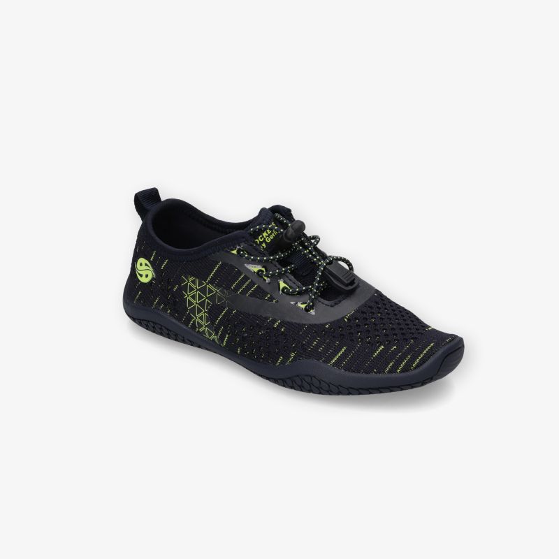 Sportlicher schwarzer Wasserschuh seitliche Ansicht mit flexiblem Material und rutschfester Sohle
