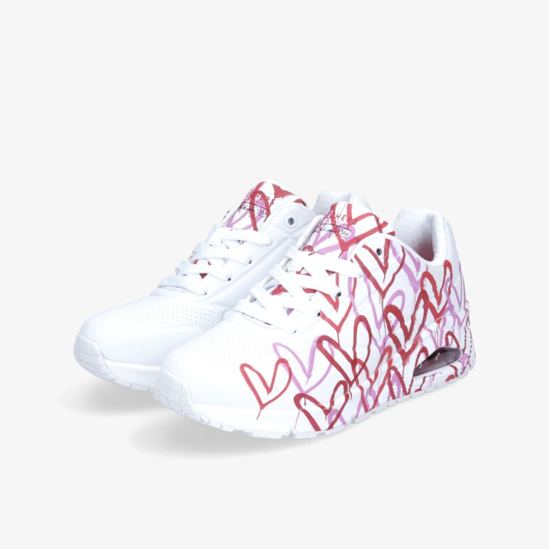 Modische weiße Sneaker mit farbenfrohem Herzmuster. Bequeme Passform für den Alltag.