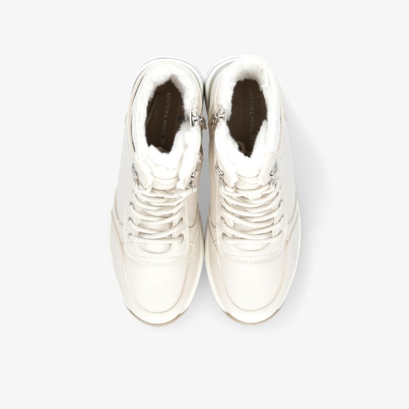 Weiße, bequeme und warme Schuhe mit Schnürung und gepolstertem Schaft in klarer Draufsicht fotografiert