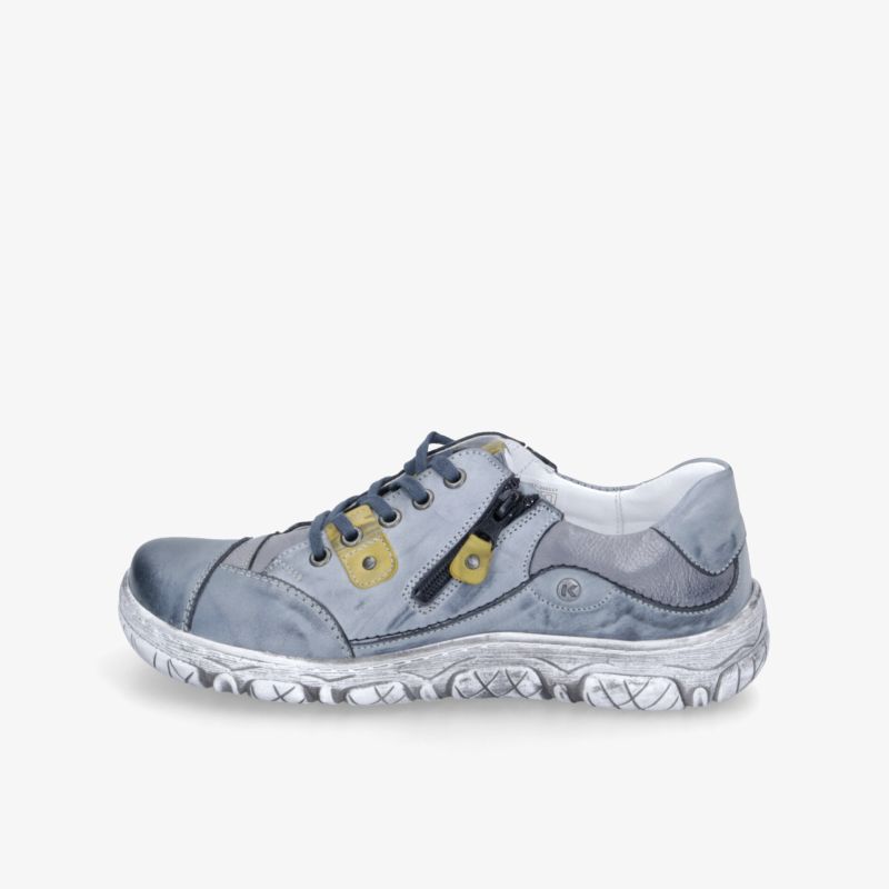 Moderner blauer Sneaker mit bequemer Passform, rutschfester Sohle und sportlichem Design in seitlicher Ansicht