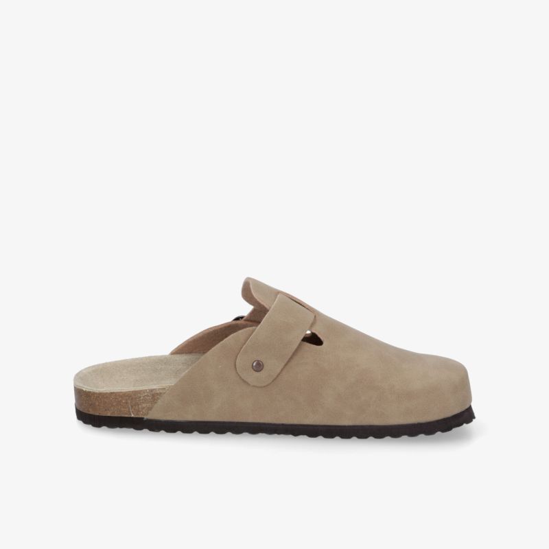 Beiger Slip-On Schuh mit rutschfester Sohle und weichem, bequemem Material, klarer seitlicher Ansicht