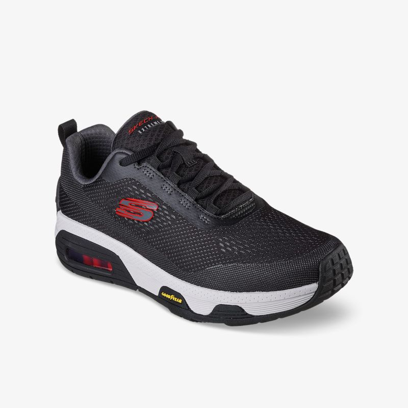 Schwarzer Sportschuh mit rotem Detail, komfortabler und atmungsaktiver Sneaker für vielseitigen Einsatz.