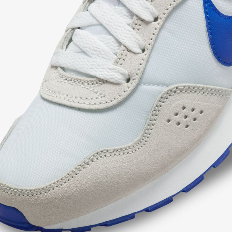 Moderner Sneaker mit blauen Akzenten, hochwertiger Konstruktion und bequemem Design für optimalen Komfort.