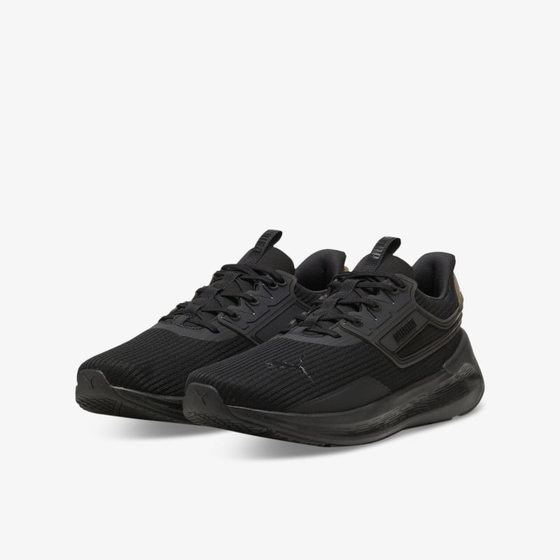 Schwarze sportliche Sneaker als Paar in schräger Vorderansicht mit leichtem, atmungsaktivem Material und rutschfester Sohle