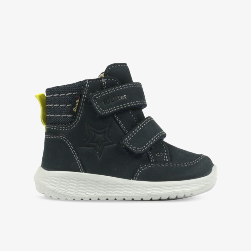 Robuster blauer Kindersneaker mit weißer Sohle und praktischem Klettverschluss für bequemen Halt
