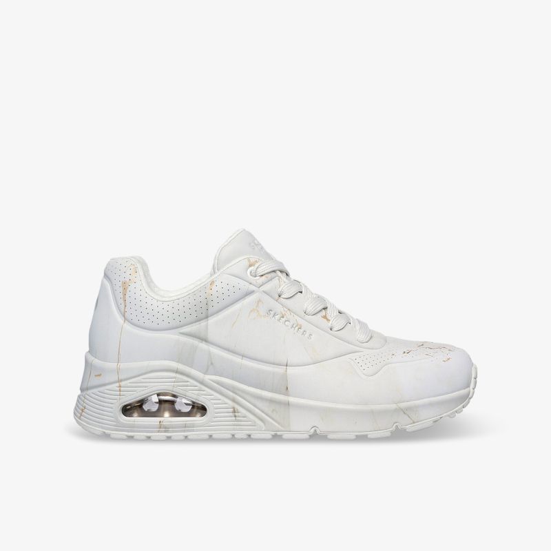 Weißer Sneaker mit sportlicher, leichter Sohle und bequemem Design für optimalen Tragekomfort