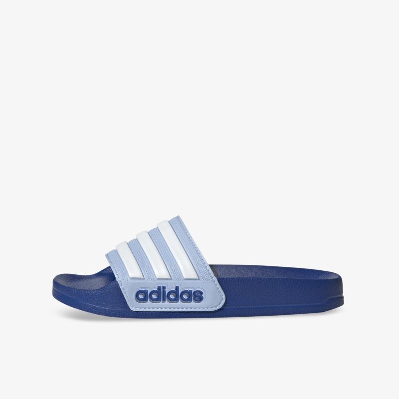 Blau-weiße Adidas Badesandale mit ikonischen Streifen, bequem und sportlich für vielseitige Aktivitäten.