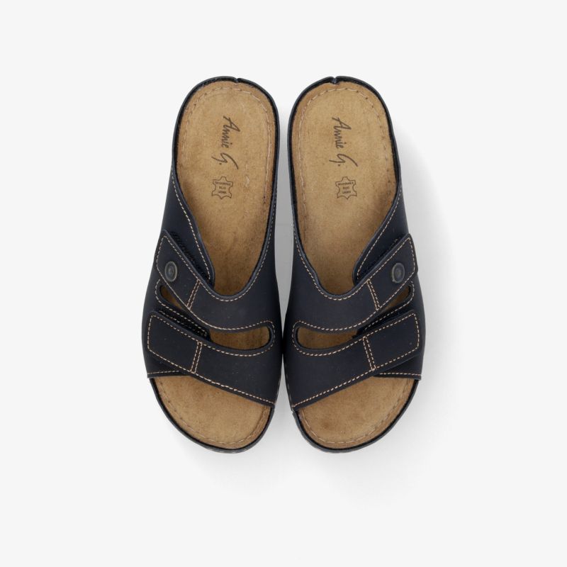 Obenliegende Draufsicht auf ein Paar schwarze leichte und komfortable Sandalen mit verstellbaren Riemen