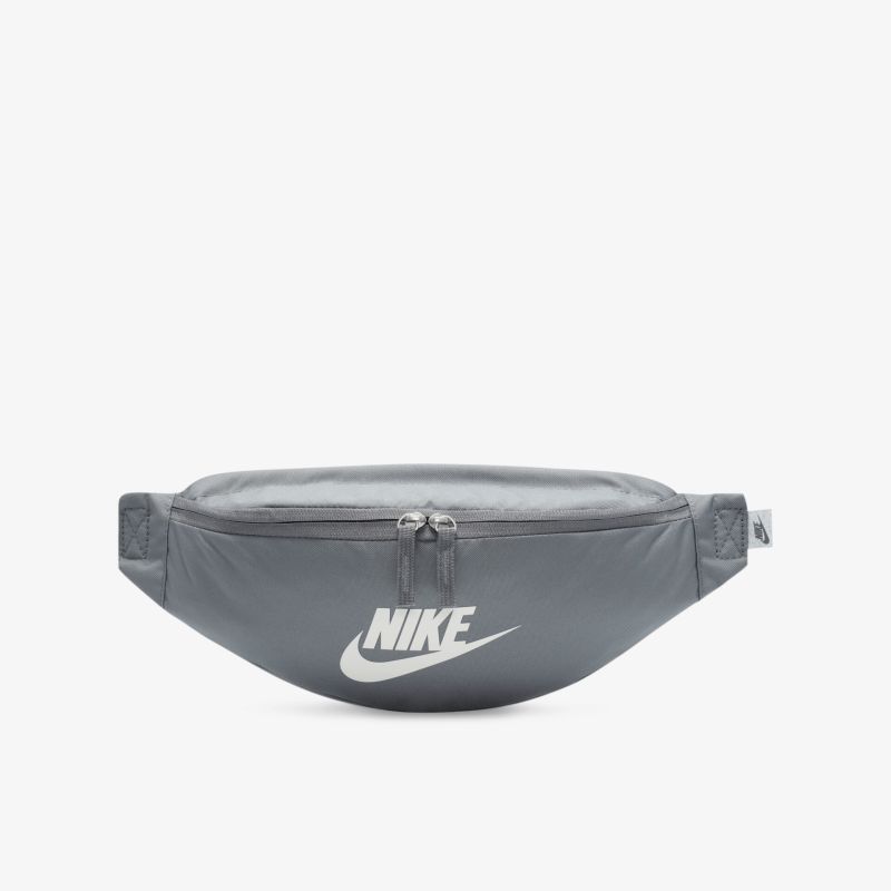 Leichte graue Nike Bauchtasche mit verstellbarem Gurt und Reißverschlussfach für praktischen Transport