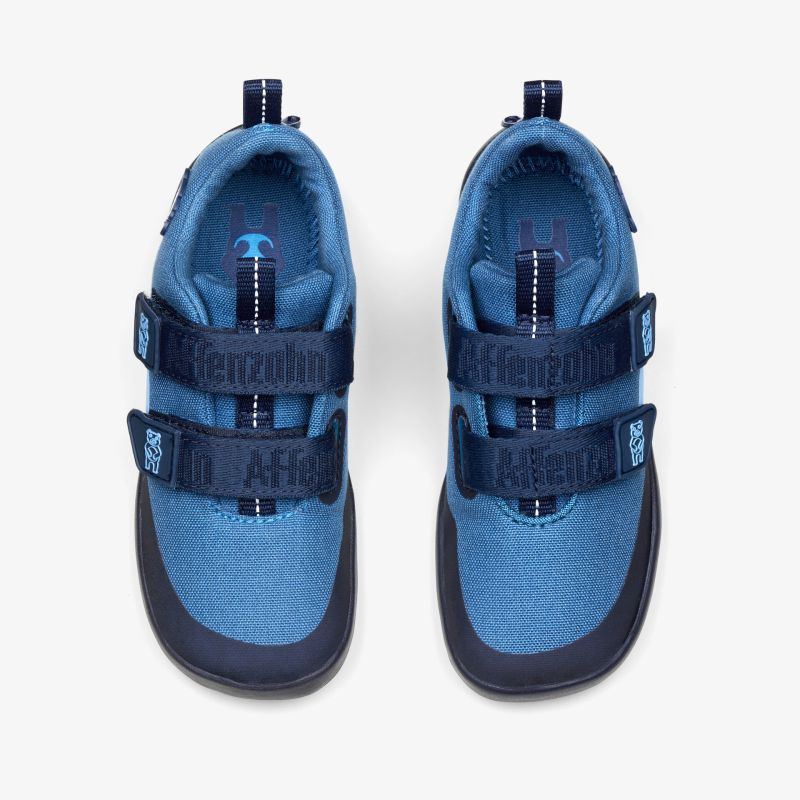 Blaue Schuhe mit Klettverschluss für sicheren Halt und bequemen Tragekomfort.