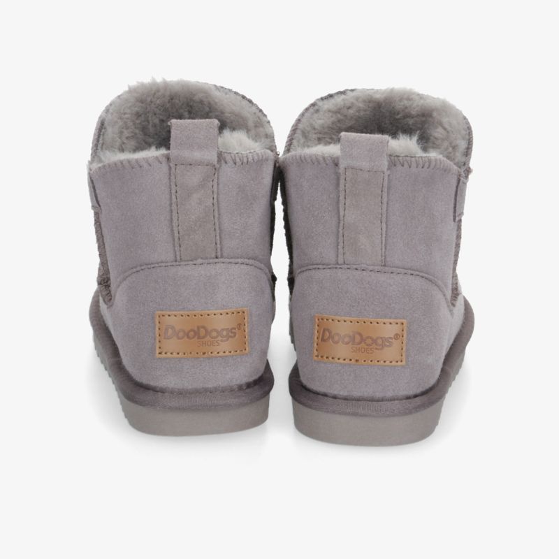 Rückansicht warmer und komfortabler Schuhe mit weichem Innenfutter und stilvollem Design.