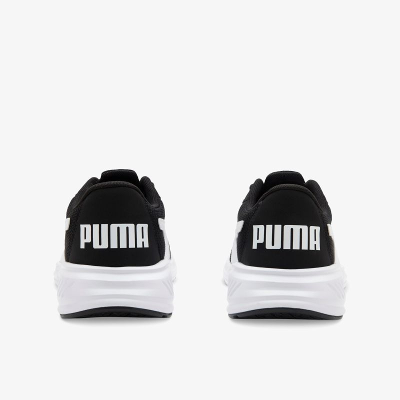 Schwarze Puma Sneakers mit weißer Sohle und großem PUMA Logo auf der Rückseite. Ideal für sportlichen Komfort.