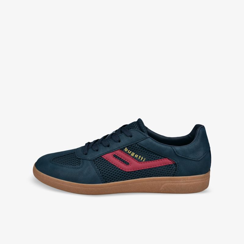 Dunkelblauer Sneaker mit rotem Akzent und flexibler brauner Sohle in seitlicher Ansicht