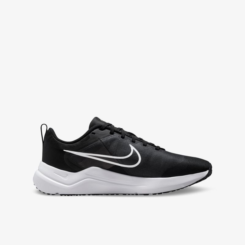 Schwarze Sportschuhe mit weißem Logo, bietet hervorragenden Komfort und sportlichen Stil für den täglichen Gebrauch.