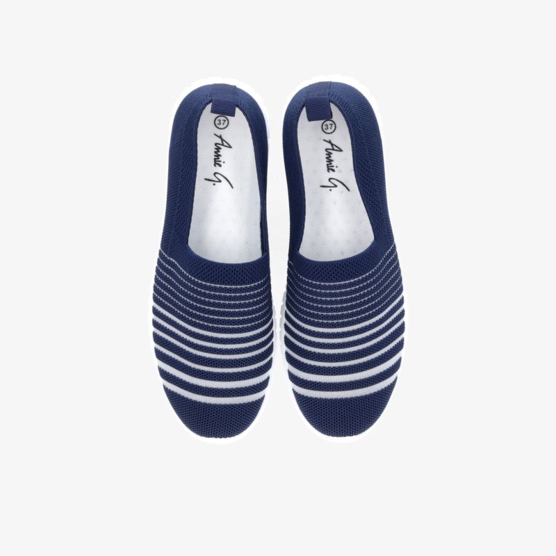 Bequeme blaue und weiße gestreifte Slipper, leicht und flexibel, ideal für den Alltag
