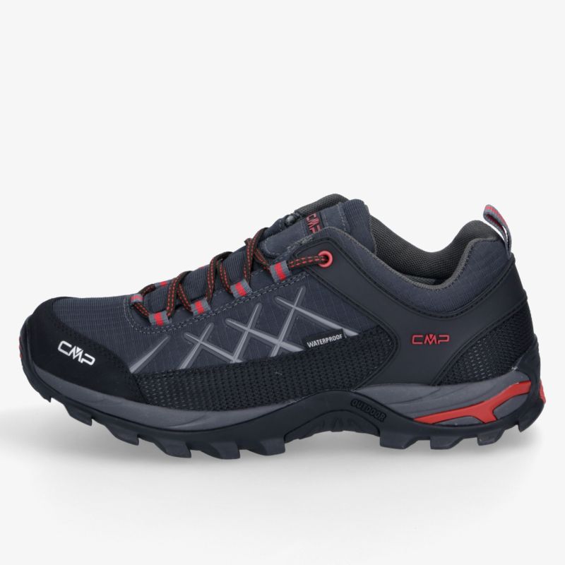Robuster Wanderschuh in grau mit roten Details, ideal für anspruchsvolle Outdoor-Aktivitäten.