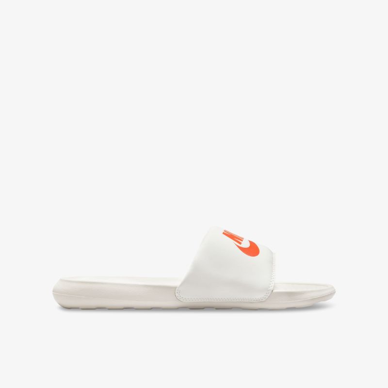 Weißer Slide mit auffälligem orangem Logo, ideal für Freizeit und Strand, bietet Komfort und Stil in einem schlichten Design.