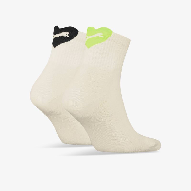 Weißes Paar Socken mit schwarzem und grünem Logo, weiches und elastisches Material für hohen Tragekomfort