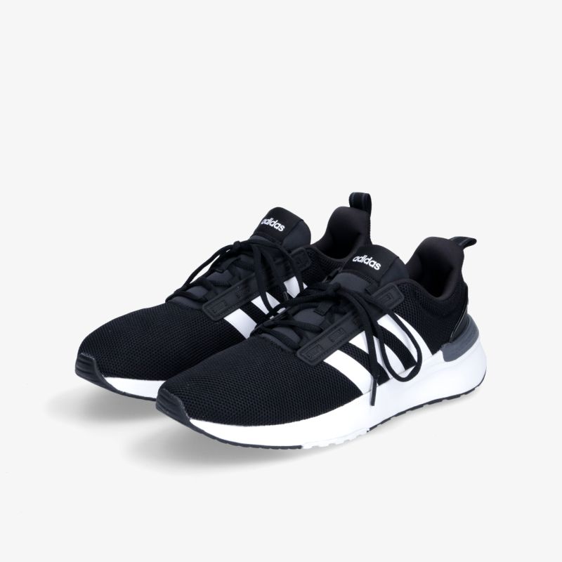 Moderne schwarze Sneaker mit weißen Akzenten, ideal für Alltag und Sport, kombinieren Stil mit Komfort.