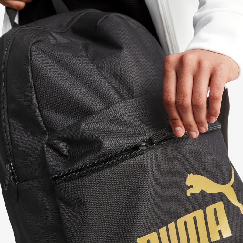Schwarzer Rucksack mit markantem Markenlogo. Stilvolles Design und Funktionalität mit praktischem Reißverschluss.