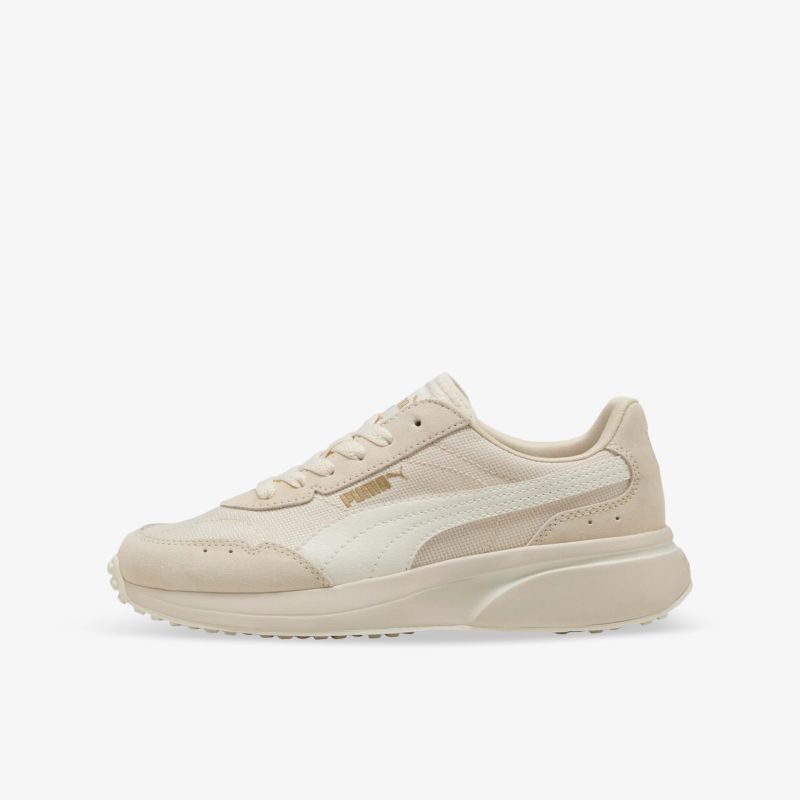 Beiger Sneaker in klarer Seitenansicht, sportlich und bequem designed mit robuster Sohle und hochwertiger Verarbeitung