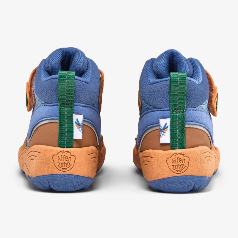 Rückansicht von robusten Sportschuhen mit bequemer Polsterung und stabiler Sohle in Blau und Orange